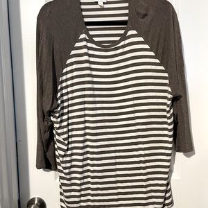 Ladies LuLaRoe Randy top
